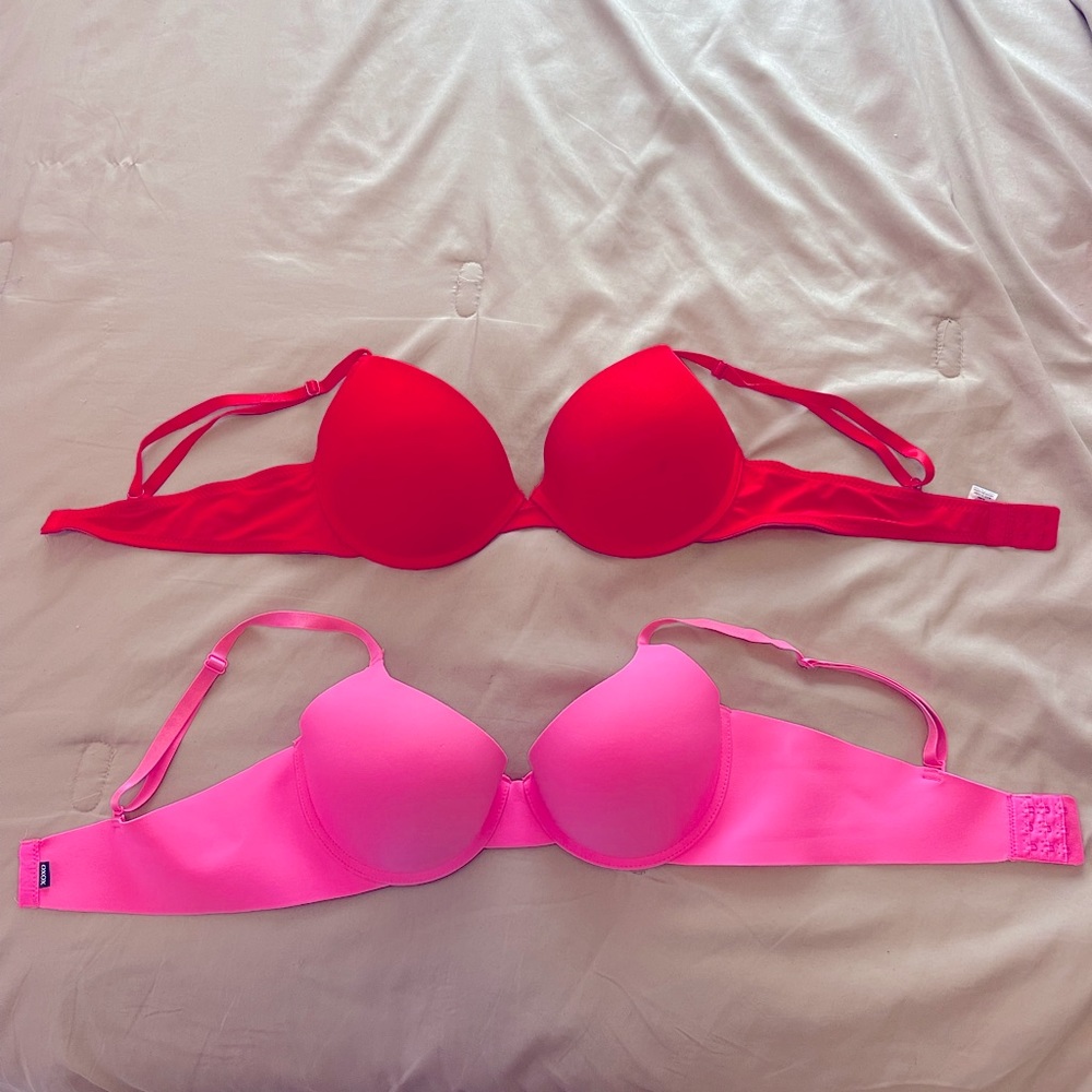 2 push up bras. They don’t fit anymore unfortunately.